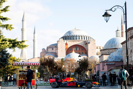سيارات الـ (فورمولا 1) تتجول في اسطنبول