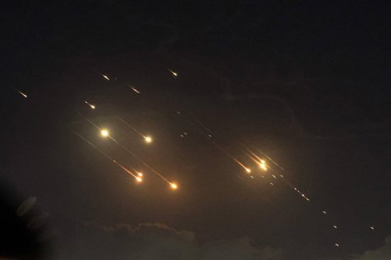 إيران تضرب عمق إسرائيل بصواريخ باليستية والدفاعات تعلن حالة الحرب!