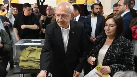 كيليتشدار أوغلو يدلي بصوته في أنقرة