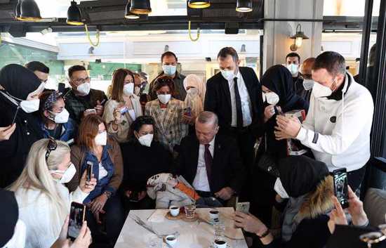 الرئيس أردوغان يلتقي عددا من مواطنيه في مقهى بإسطنبول