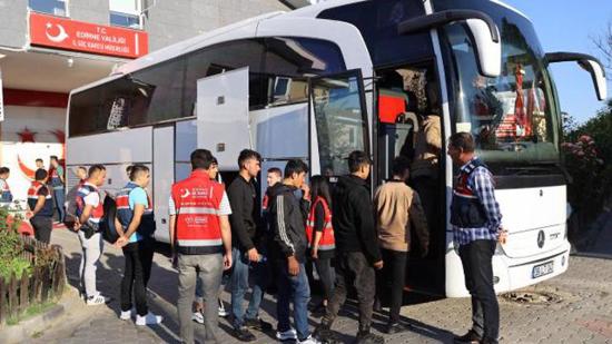 أغلبهم من العراق .. تركيا ترحل 139 مهاجرًا غير نظامي إلى بلدانهم