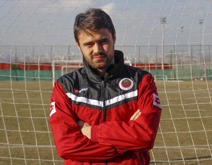 والدا اللاعب التركي الراحل "أحمد جاليك" يتبرعان لسكان مخيمات الشمال السوري