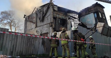 إسطنبول: حريق مخيف يلتهم مبنى خشبي في منطقة الفاتح 