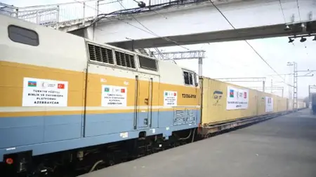 قطار يحمل مساعدات إنسانية من أذربيجان متوجهاً إلى تركيا