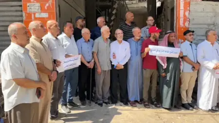 غزة: أهالي مخيّم البريج يتظاهرون مطالبين بإعادة فتح نقاط توزيع المساعدات