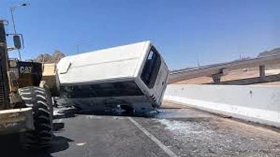 حادث مروع.. انقلاب ميني باص يخلّف ضحايا