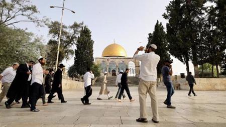 مئات اليهود المتطرفين يقتحمون المسجد الأقصى
