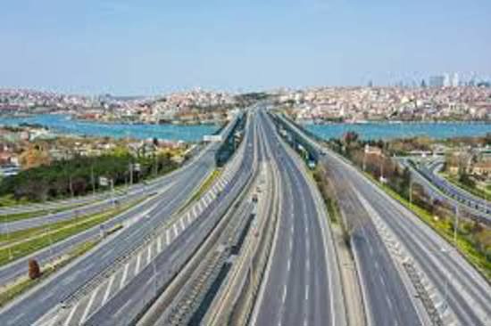 مدينة تركية تغمرها الهدوء… شوارع فارغة وسط تساؤلات المجتمع