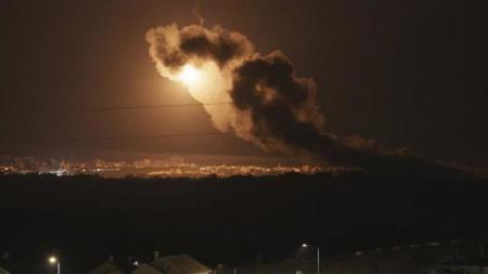 صحف إسرائيلية:"إسرائيل ستهاجم غزة إذا لم يتم إطلاق سراح الأسرى بحلول منتصف الليل"