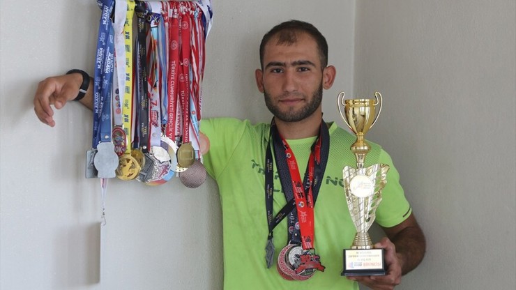 عامل بناء في أورفة يستعد لبطولات دولية بالجري