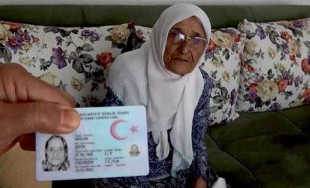 الجدّة التركية شكر.. عمرها 120 عامًا عاصرت 3 سلاطين عثمانيين و12 رئيسًا