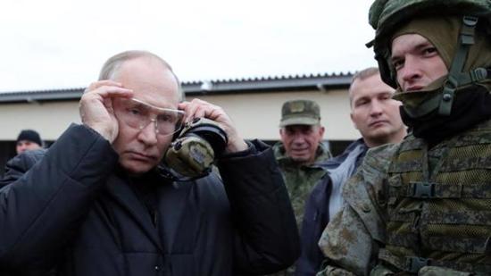 بوتين ينزل إلى ساحات تدريب الجنود الروس ويطلق النار ببندقية قنص
