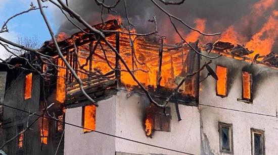 حريق يلتهم منزل خشبي مكون من 3 طوابق في أنقرة