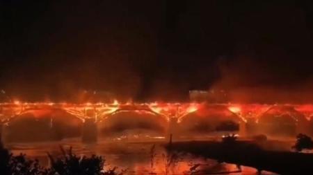 انهيار جسر عمره 900 عام في حريق في الصين