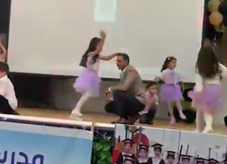 تصرف عفوي رائع لأب أردني مع طفلته يحظى بإشادات واسعة!