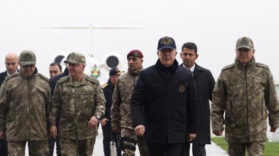 وزير الدفاع التركي وقادة الجيش يتفقدون الحدود مع سوريا