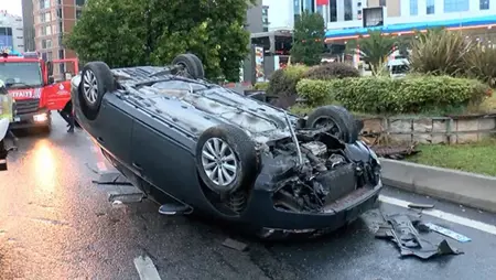 انقلاب سيارة بعد اصطدامها برصيف في إسطنبول وإصابة شخصين