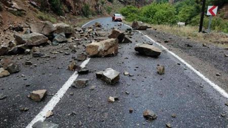 إغلاق الطريق أمام حركة المرور نتيجة الانهيار الأرضي في أرتفين