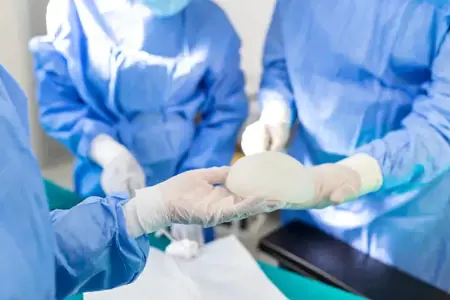 وفاة سيدة بريطانية بعد خضوعها لعملية “شد مؤخرة” في إسطنبول