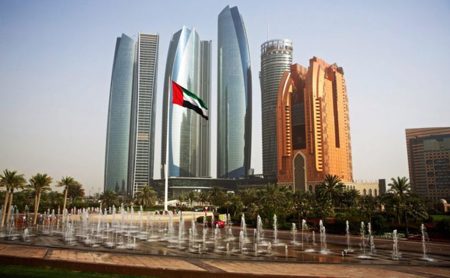 الإمارات تقرر إلغاء قيود كورونا تدريجيًا