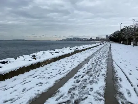 ثلوج خفيفة تزور إسطنبول.. وتحذيرات من الجليد