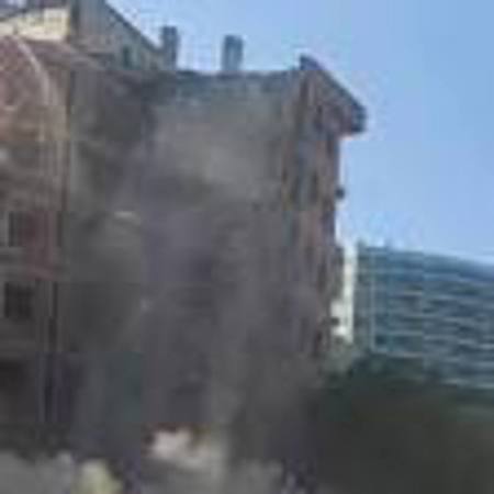 فرق بلدية بورصة تهدم مبنى ضخم بلمسة واحدة
