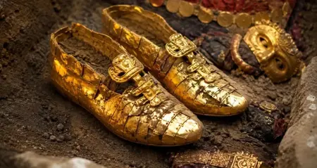 عمرها 1500 عام.. اكتشاف حذاءٍ مزيّن بالذهب في قبر امرأةٍ من النخبة بكازاخستان