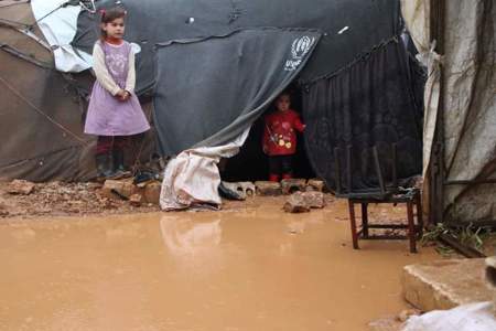 مخيمات الشّمال السوري تغرق.. ومأساة ساكنيها غائبة عن عيون العالم