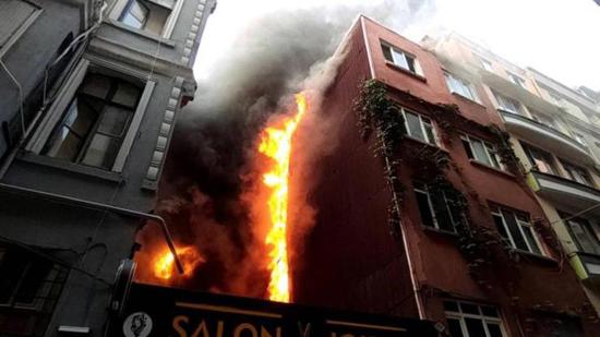 اندلاع حريق ضخم في مبنى مكون من 5 طوابق في إسطنبول
