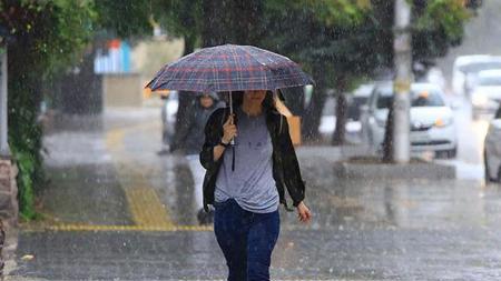 تحذير باللونين الأصفر والبرتقالي لـ 14 محافظة تركية من العواصف والأمطار 