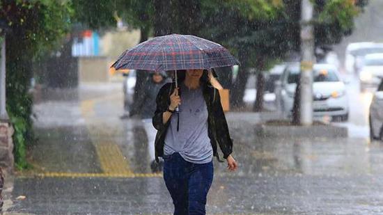 تحذير باللونين الأصفر والبرتقالي لـ 14 محافظة تركية من العواصف والأمطار 