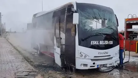 اندلاع  النيران في حافلة تقل 25 طالبًا في أكسراي