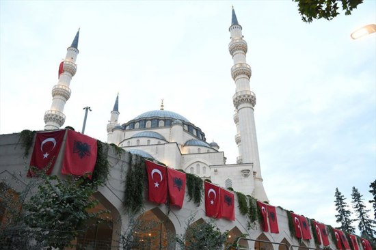 تزيين الشوارع في ألبانيا لاستقبال أردوغان 