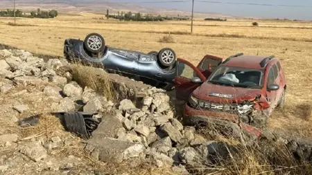 مصرع مسنٍّ وإصابة 5 آخرين إثر تصادم سيارتَين في أفيون كاراهيسار