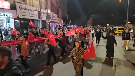 مسيرة مشاعل في أفيونكار حصار احتفالاً بالذكرى الـ104 للهجوم الكبير