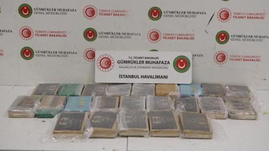حقيبة قادمة من المكسيك.. 25 كيلوغراماً من المخدرات في مطار إسطنبول