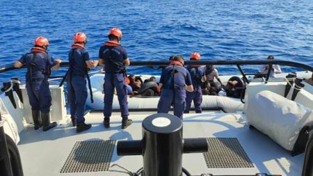 خفر السواحل التركي ينقذ مهاجرين غير شرعيين قبالة سواحل إزمير