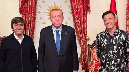 مسعود أوزيل يشارك هدية أردوغان على انستجرام.. شاهد ما أهداه له الرئيس التركي