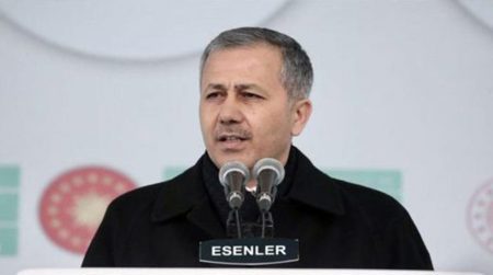 تصريحات هامة لوزير الداخلية التركي تخص الأجانب في تركيا