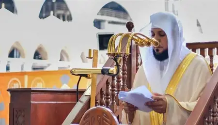 ماهر المعيقلي يتعرض لوعكة أثناء صلاة الجمعة.. والسديس يتدخل 