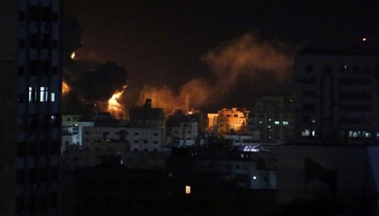 وسط صمت عربي ودولي.. قصف عنيف على غزة لليلة الثانية على التوالي