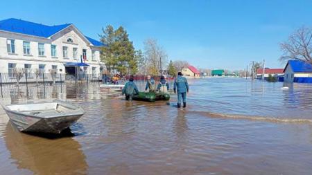 انفجار سد نهر الأورال الروسي والمياه تغمر مئات المنازل