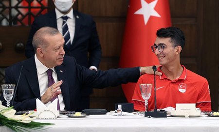 أردوغان يقيم مأدبة عشاء على شرف الرياضيين الفائزين في أولمبياد طوكيو