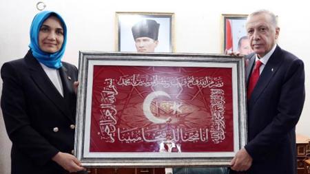 أردوغان يزور مكتب حاكم ولاية أفيون قرة حصار