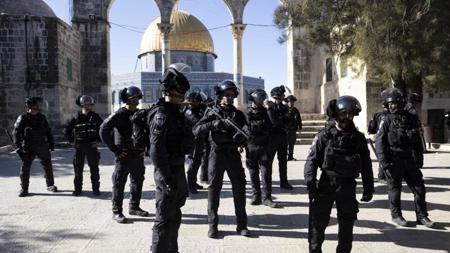 مئات المستوطنين يقتحمون المسجد الأقصى بحماية قوات الاحتلال