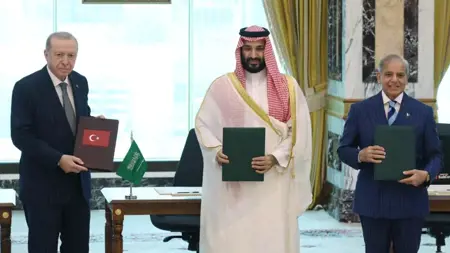 توقيع «اتفاق مكة للدفاع المشترك» بين تركيا والسعودية وباكستان.. وهجوم على إحداها يُعدّ هجوماً على الجميع