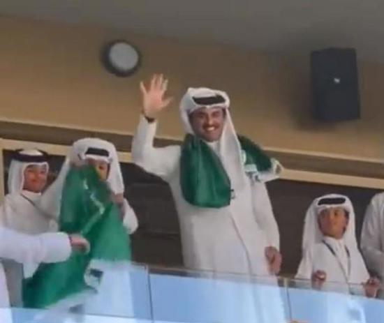 تعبيراً عن دعمه منتخب الأخضر ..أمير قطر يتوشح بالعلم السعودي 