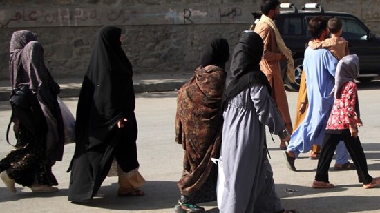 "طالبان" تقرر  السماح للنساء بالعمل في وظائف خاصة بالإناث فقط