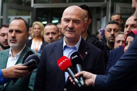أول تصريحات من وزير الداخلية التركي عقب الإدلاء بصوته