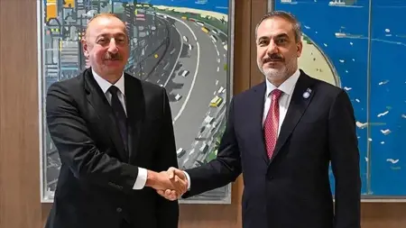 إلهام علييف يلتقي بوزير الخارجية التركي في باكو